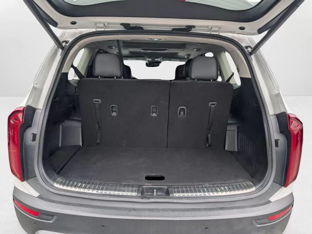 2020 /Black Kia Telluride SX (5XYP5DHC4LG) with an Other engine, located at 1430 Gateway Drive, Opelika, AL, 36801, (334) 239-0944, 32.637871, -85.409790 - Discover the perfect blend of luxury and practicality with this **2020 Kia Telluride SX**, available now at **Gils Auto** in Phenix City, AL. Imagine hitting the road for unforgettable family adventures in this spacious and stylish SUV, designed to accommodate everyone comfortably while turning head - Photo#8