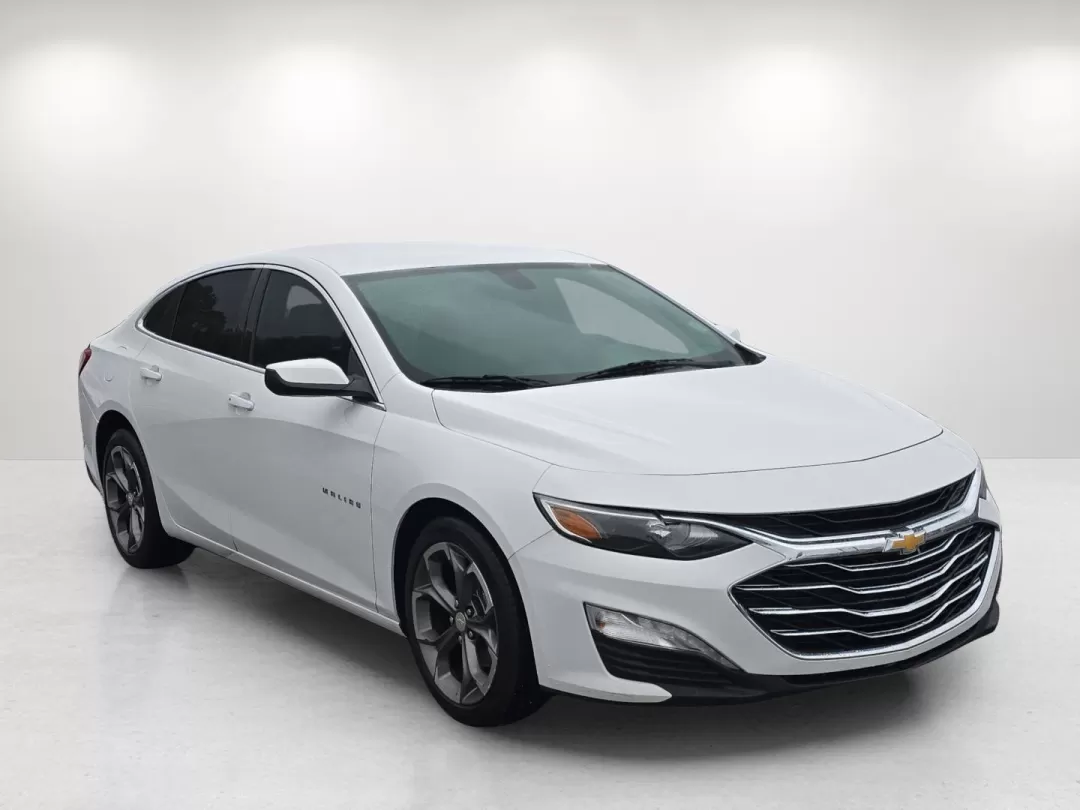 2020 /Dark Atmosphere/ Medium Ash Gray Chevrolet Malibu LT (1G1ZD5ST1LF) with an Other engine, located at 3959 U.S. 80 W, Phenix City, AL, 36870, (334) 297-4885, 32.469296, -85.135185 - Discover the perfect blend of style, comfort, and practicality with the 2020 Chevrolet Malibu LT, now available at Gils Auto in Phenix City, AL. This sedan is not just a vehicle; it's a lifestyle upgrade-ideal for daily commuters and families alike. Whether you're navigating through busy city street - Photo#2