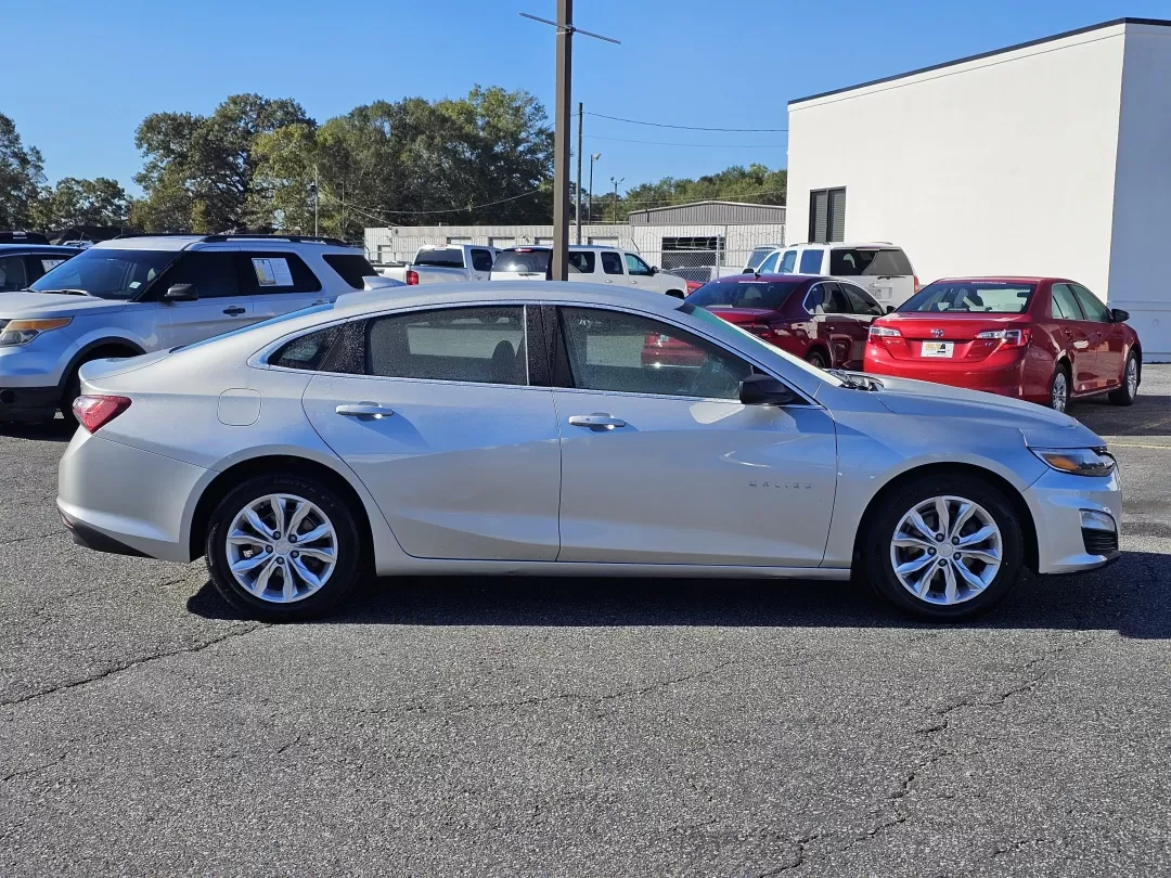 2020 /Jet Black Chevrolet Malibu LT (1G1ZD5ST2LF) with an Other engine, located at 3959 U.S. 80 W, Phenix City, AL, 36870, (334) 297-4885, 32.469296, -85.135185 - **Elevate Your Daily Commute with the 2020 Chevrolet Malibu LT Perfect for Every Adventure!**<br /> <br /> Are you tired of your daily commute? Looking for a reliable sedan that not only gets you from point A to B but also enhances your lifestyle? At Gils Auto in Phenix City, AL, we present the 202 - Photo#3