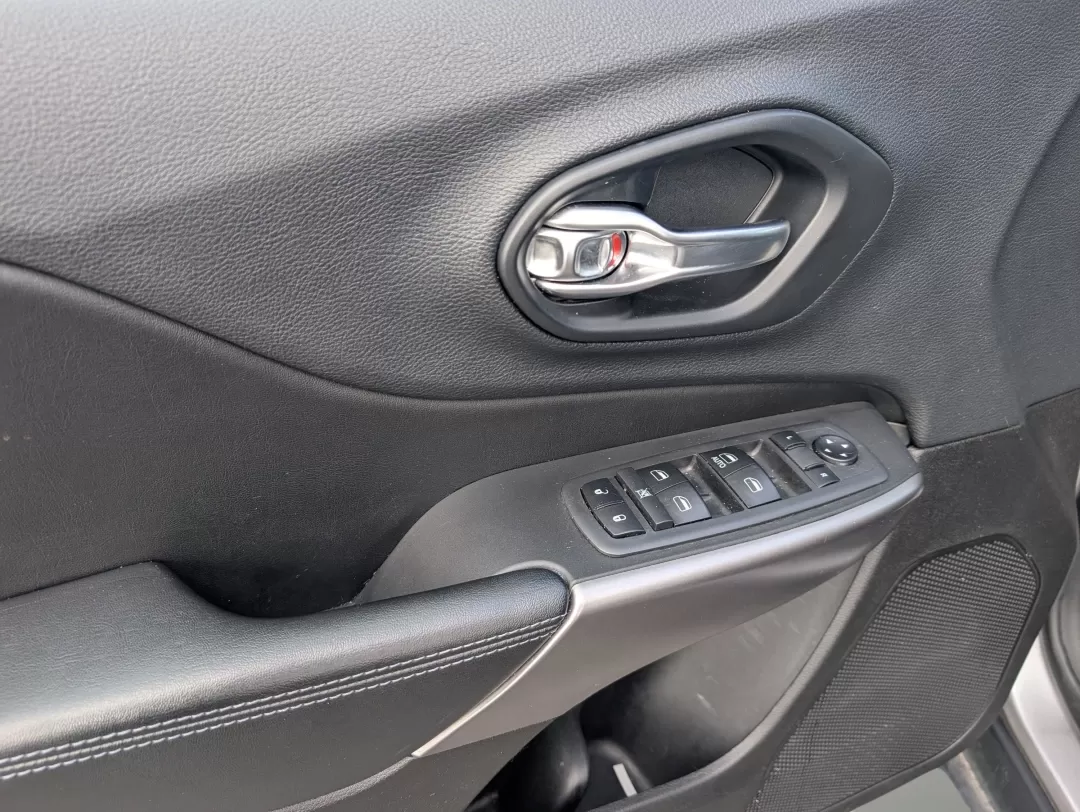 2019 /Black Jeep Cherokee Latitude (1C4PJLCB0KD) with an Other engine, located at 3959 U.S. 80 W, Phenix City, AL, 36870, (334) 297-4885, 32.469296, -85.135185 - ### Adventure Awaits with This 2019 Jeep Cherokee Latitude at Gils Auto!<br /> <br /> If you're ready to elevate your driving experience, the 2019 Jeep Cherokee Latitude is the perfect vehicle for your lifestyle. Whether you're a growing family seeking spacious comfort or a weekend adventurer cravin - Photo#9