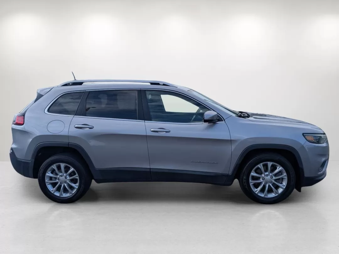 2019 /Black Jeep Cherokee Latitude (1C4PJLCB0KD) with an Other engine, located at 5115 14th Ave., Columbus, GA, 31904, (706) 323-0345, 32.511494, -84.971046 - ### Adventure Awaits with This 2019 Jeep Cherokee Latitude at Gils Auto!<br /> <br /> If you're ready to elevate your driving experience, the 2019 Jeep Cherokee Latitude is the perfect vehicle for your lifestyle. Whether you're a growing family seeking spacious comfort or a weekend adventurer cravin - Photo#3