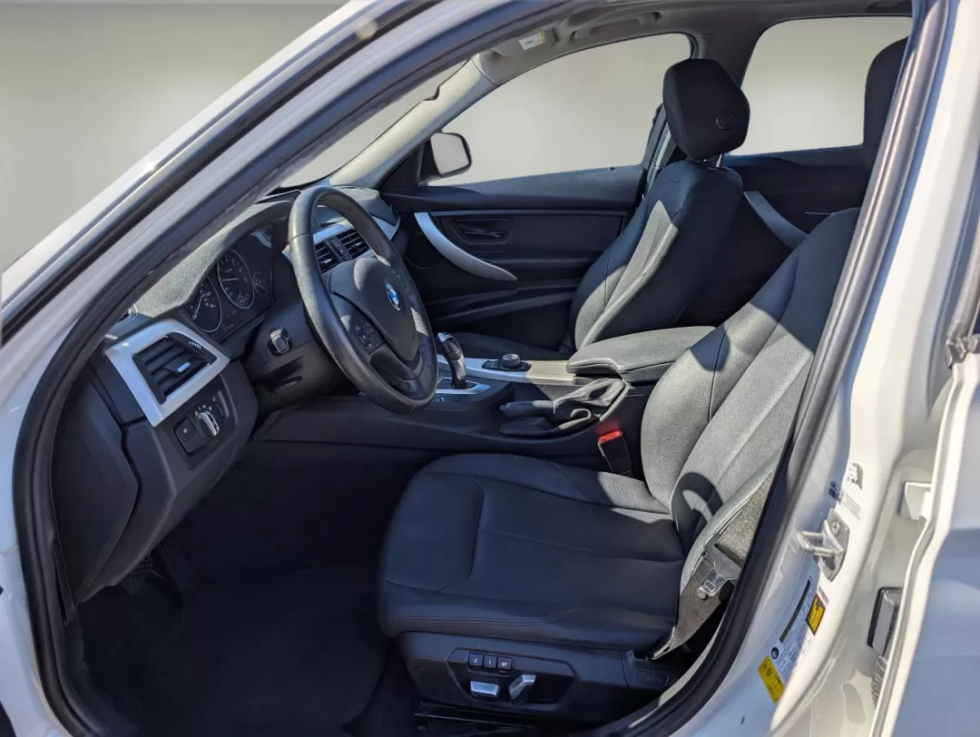 2017 BMW 3 Series 320i (WBA8E1G38HN) with an Other engine, located at 3959 U.S. 80 W, Phenix City, AL, 36870, (334) 297-4885, 32.469296, -85.135185 - 2017 BMW 3 Series 320i - Photo#9