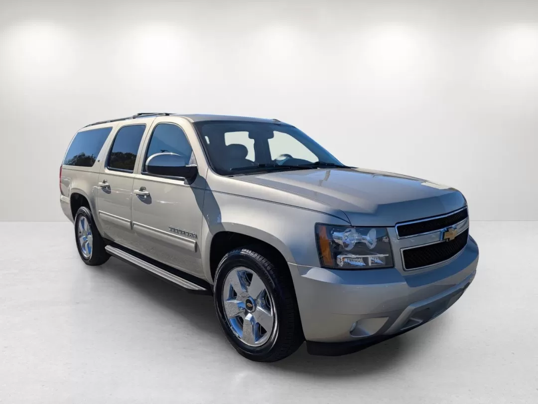 2014 /Light Titanium/Dark Titanium Chevrolet Suburban LT (1GNSCJE07ER) with an Other engine, located at 3959 U.S. 80 W, Phenix City, AL, 36870, (334) 297-4885, 32.469296, -85.135185 - **Discover Your Home on Wheels: 2014 Chevrolet Suburban LT Perfect for Family Adventures!**<br /> <br /> At Gils Auto in Phenix City, AL, we believe every journey should be as enjoyable as the destination. Introducing the 2014 Chevrolet Suburban LT, an ideal SUV for growing families and weekend adv - Photo#3