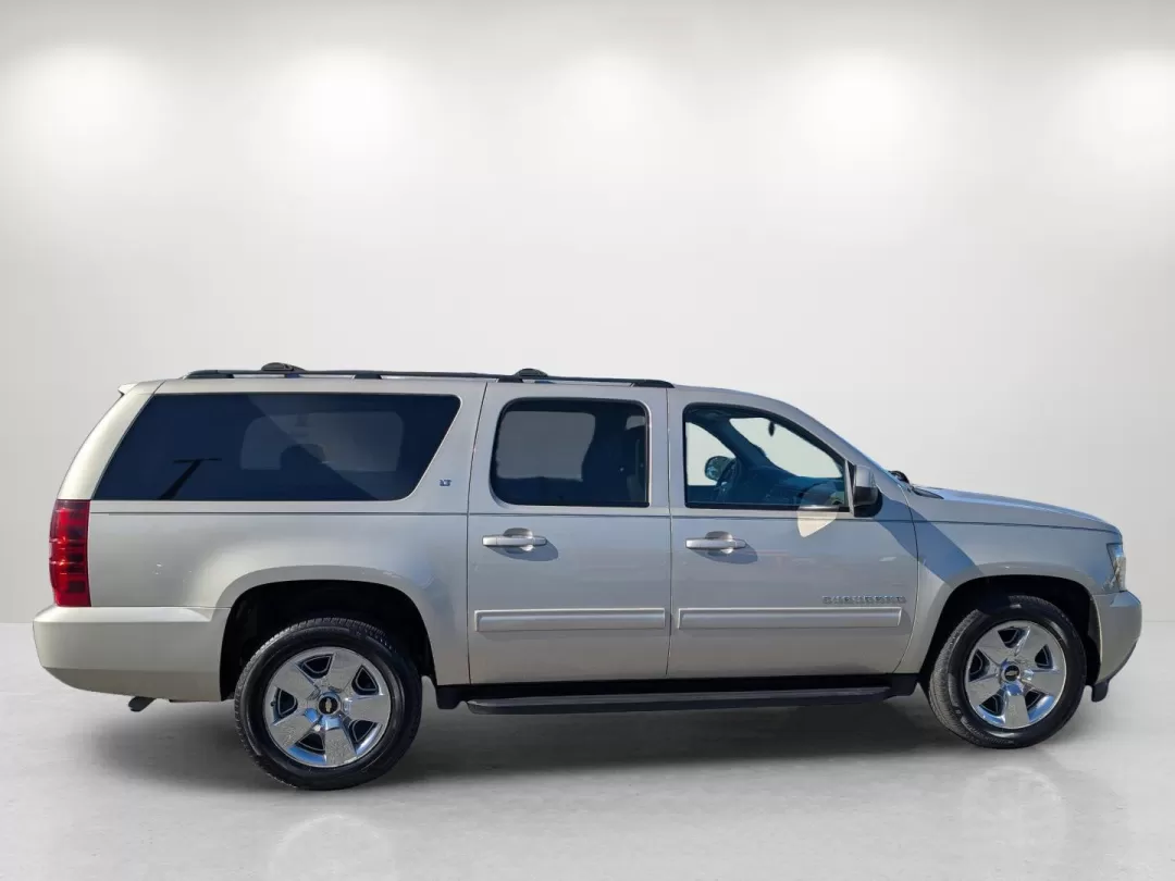 2014 /Light Titanium/Dark Titanium Chevrolet Suburban LT (1GNSCJE07ER) with an Other engine, located at 3959 U.S. 80 W, Phenix City, AL, 36870, (334) 297-4885, 32.469296, -85.135185 - **Discover Your Home on Wheels: 2014 Chevrolet Suburban LT Perfect for Family Adventures!**<br /> <br /> At Gils Auto in Phenix City, AL, we believe every journey should be as enjoyable as the destination. Introducing the 2014 Chevrolet Suburban LT, an ideal SUV for growing families and weekend adv - Photo#4