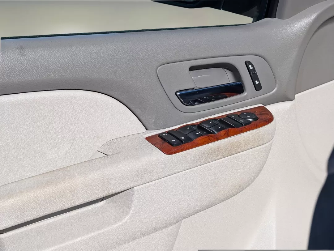 2014 /Light Titanium/Dark Titanium Chevrolet Suburban LT (1GNSCJE07ER) with an Other engine, located at 3959 U.S. 80 W, Phenix City, AL, 36870, (334) 297-4885, 32.469296, -85.135185 - **Discover Your Home on Wheels: 2014 Chevrolet Suburban LT Perfect for Family Adventures!**<br /> <br /> At Gils Auto in Phenix City, AL, we believe every journey should be as enjoyable as the destination. Introducing the 2014 Chevrolet Suburban LT, an ideal SUV for growing families and weekend adv - Photo#9