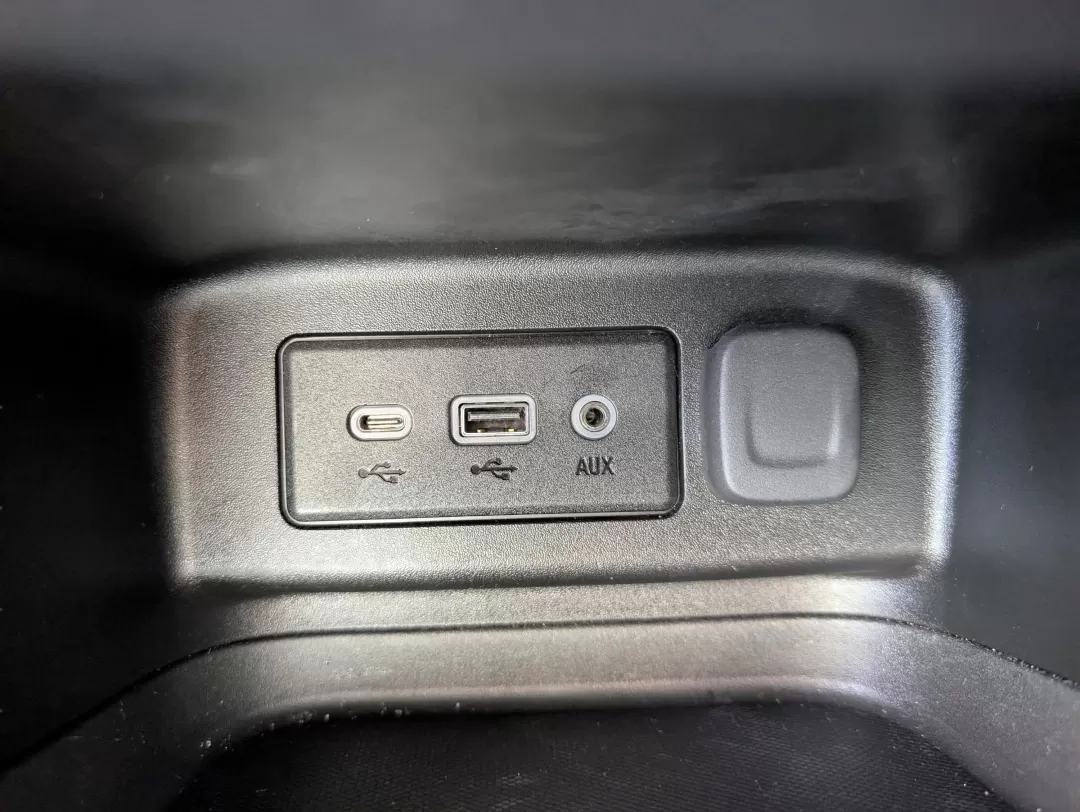 2020 /Jet Black Chevrolet Equinox LT (2GNAXKEV7L6) with an Other engine, located at 3959 U.S. 80 W, Phenix City, AL, 36870, (334) 297-4885, 32.469296, -85.135185 - Are you ready to elevate your driving experience? Imagine yourself and your family embarking on weekend adventures or navigating daily commutes in style and comfort. With the 2020 Chevrolet Equinox LT, you can do just that! This versatile SUV is perfect for growing families, budget-conscious buyers, - Photo#15