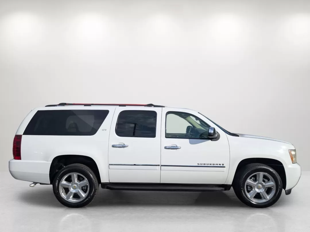 2009 /Light Cashmere/Dark Cashemere Chevrolet Suburban LTZ (1GNFC36029R) with an Other engine, located at 1430 Gateway Drive, Opelika, AL, 36801, (334) 239-0944, 32.637871, -85.409790 - **Explore the Open Road with the 2009 Chevrolet Suburban LTZ at Gils Auto Phenix City, AL!**<br /> <br /> Are you ready to elevate your driving experience and make family trips or weekend adventures unforgettable? Look no further than the 2009 Chevrolet Suburban LTZ, now available at Gils Auto, you - Photo#3