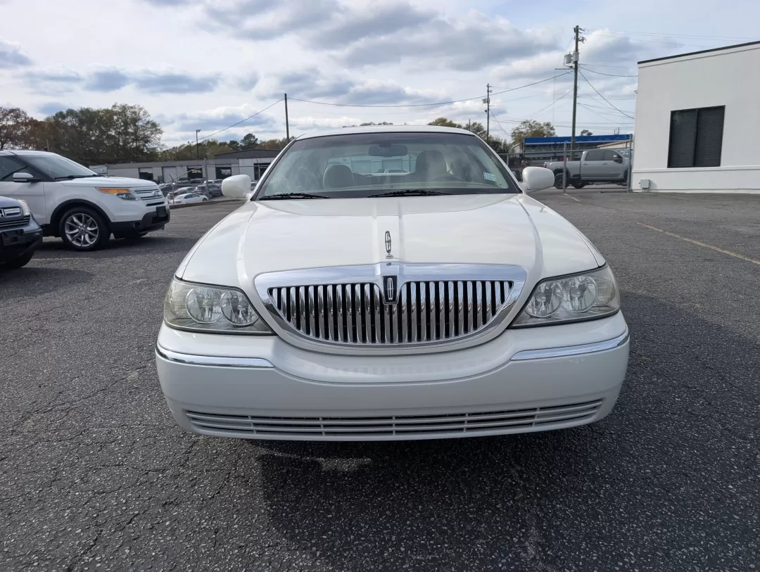 2006 Lincoln Town Car Signature (1LNHM81VX6Y) with an Other engine, located at 3959 U.S. 80 W, Phenix City, AL, 36870, (334) 297-4885, 32.469296, -85.135185 - **Experience Luxury and Comfort with the 2006 Lincoln Town Car Signature Perfect for Your Next Adventure!**<br /> <br /> Are you in the market for a reliable and stylish sedan that provides comfort for your daily commute and room for family outings? Look no further than the 2006 Lincoln Town Car Si - Photo#1