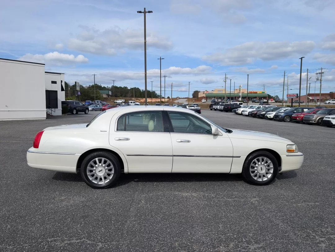 2006 Lincoln Town Car Signature (1LNHM81VX6Y) with an Other engine, located at 3959 U.S. 80 W, Phenix City, AL, 36870, (334) 297-4885, 32.469296, -85.135185 - **Experience Luxury and Comfort with the 2006 Lincoln Town Car Signature Perfect for Your Next Adventure!**<br /> <br /> Are you in the market for a reliable and stylish sedan that provides comfort for your daily commute and room for family outings? Look no further than the 2006 Lincoln Town Car Si - Photo#3
