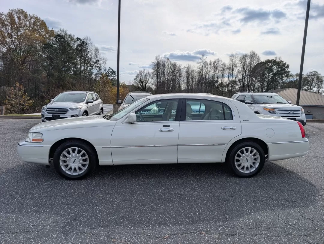 2006 Lincoln Town Car Signature (1LNHM81VX6Y) with an Other engine, located at 3959 U.S. 80 W, Phenix City, AL, 36870, (334) 297-4885, 32.469296, -85.135185 - **Experience Luxury and Comfort with the 2006 Lincoln Town Car Signature Perfect for Your Next Adventure!**<br /> <br /> Are you in the market for a reliable and stylish sedan that provides comfort for your daily commute and room for family outings? Look no further than the 2006 Lincoln Town Car Si - Photo#7