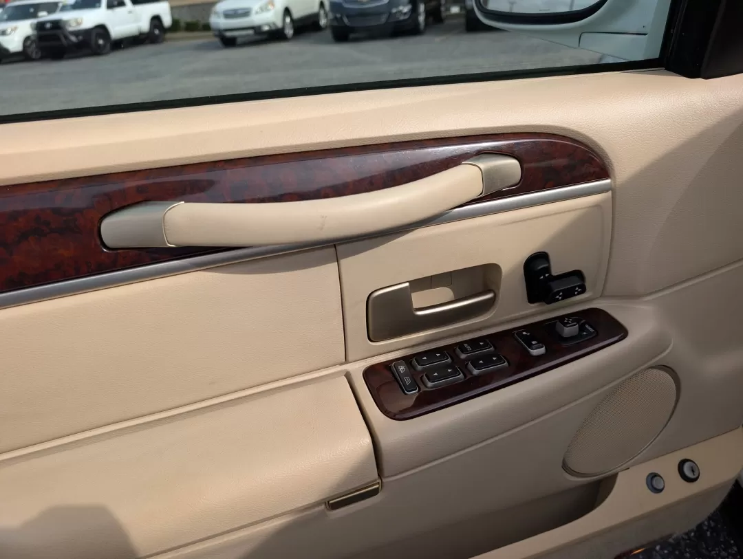 2006 Lincoln Town Car Signature (1LNHM81VX6Y) with an Other engine, located at 3959 U.S. 80 W, Phenix City, AL, 36870, (334) 297-4885, 32.469296, -85.135185 - **Experience Luxury and Comfort with the 2006 Lincoln Town Car Signature Perfect for Your Next Adventure!**<br /> <br /> Are you in the market for a reliable and stylish sedan that provides comfort for your daily commute and room for family outings? Look no further than the 2006 Lincoln Town Car Si - Photo#8