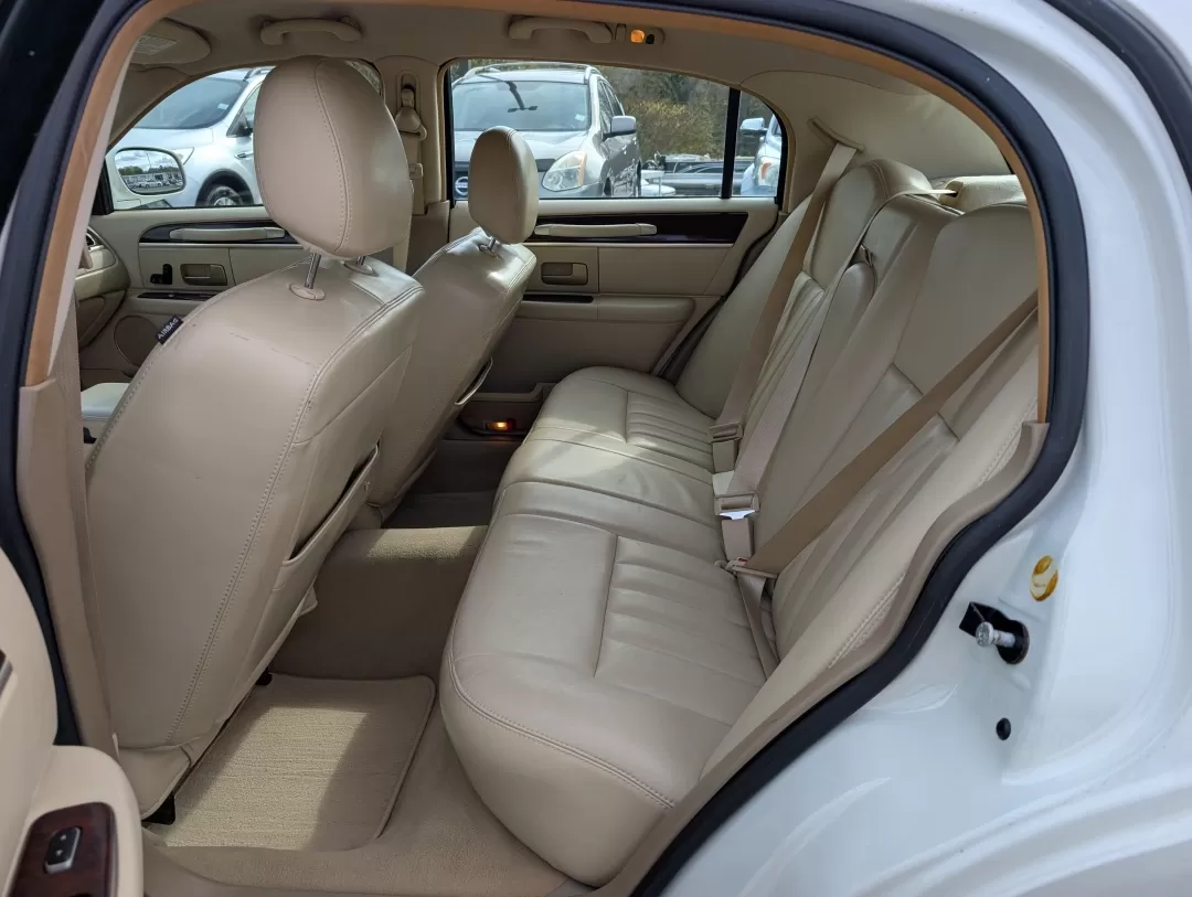 2006 Lincoln Town Car Signature (1LNHM81VX6Y) with an Other engine, located at 3959 U.S. 80 W, Phenix City, AL, 36870, (334) 297-4885, 32.469296, -85.135185 - **Experience Luxury and Comfort with the 2006 Lincoln Town Car Signature Perfect for Your Next Adventure!**<br /> <br /> Are you in the market for a reliable and stylish sedan that provides comfort for your daily commute and room for family outings? Look no further than the 2006 Lincoln Town Car Si - Photo#11