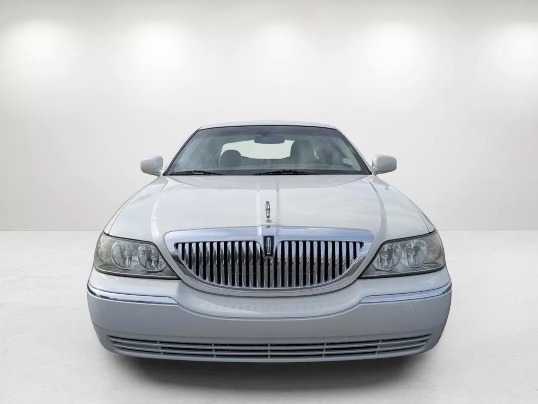2006 Lincoln Town Car Signature (1LNHM81VX6Y) with an Other engine, located at 3959 U.S. 80 W, Phenix City, AL, 36870, (334) 297-4885, 32.469296, -85.135185 - **Experience Luxury and Comfort with the 2006 Lincoln Town Car Signature Perfect for Your Next Adventure!**<br /> <br /> Are you in the market for a reliable and stylish sedan that provides comfort for your daily commute and room for family outings? Look no further than the 2006 Lincoln Town Car Si - Photo#2