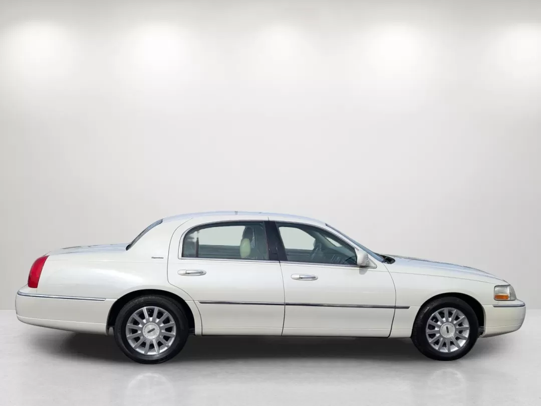 2006 Lincoln Town Car Signature (1LNHM81VX6Y) with an Other engine, located at 3959 U.S. 80 W, Phenix City, AL, 36870, (334) 297-4885, 32.469296, -85.135185 - **Experience Luxury and Comfort with the 2006 Lincoln Town Car Signature Perfect for Your Next Adventure!**<br /> <br /> Are you in the market for a reliable and stylish sedan that provides comfort for your daily commute and room for family outings? Look no further than the 2006 Lincoln Town Car Si - Photo#4
