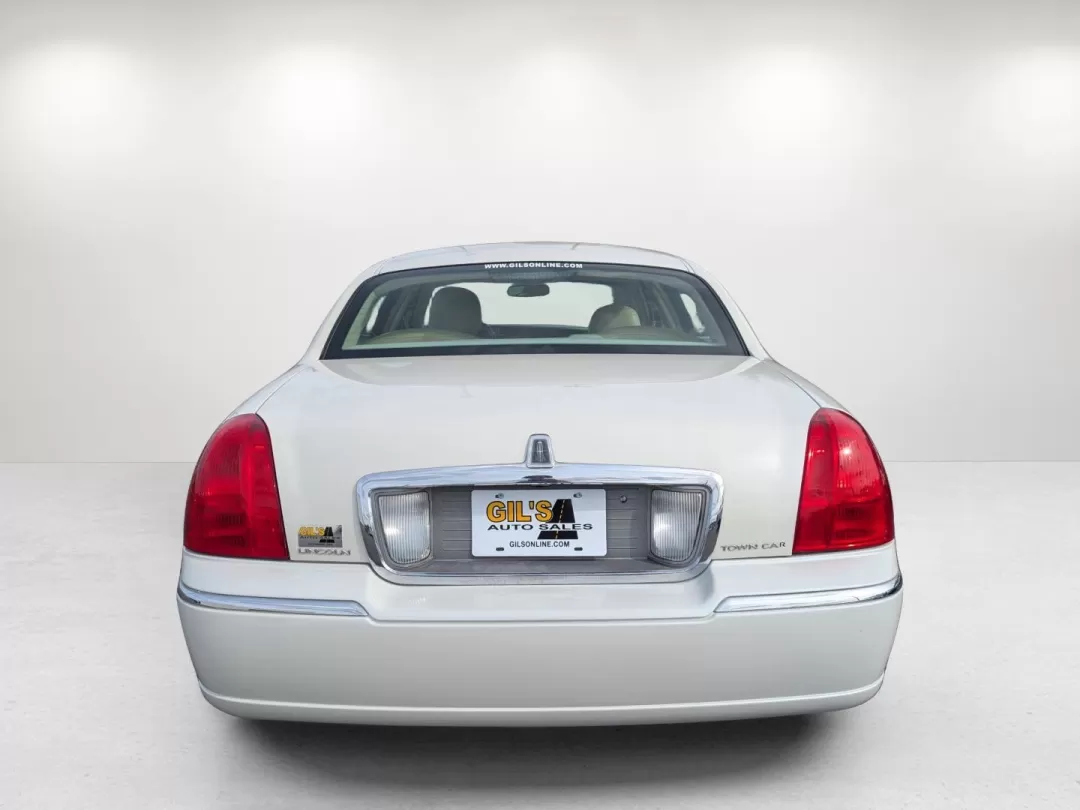 2006 Lincoln Town Car Signature (1LNHM81VX6Y) with an Other engine, located at 3959 U.S. 80 W, Phenix City, AL, 36870, (334) 297-4885, 32.469296, -85.135185 - **Experience Luxury and Comfort with the 2006 Lincoln Town Car Signature Perfect for Your Next Adventure!**<br /> <br /> Are you in the market for a reliable and stylish sedan that provides comfort for your daily commute and room for family outings? Look no further than the 2006 Lincoln Town Car Si - Photo#6