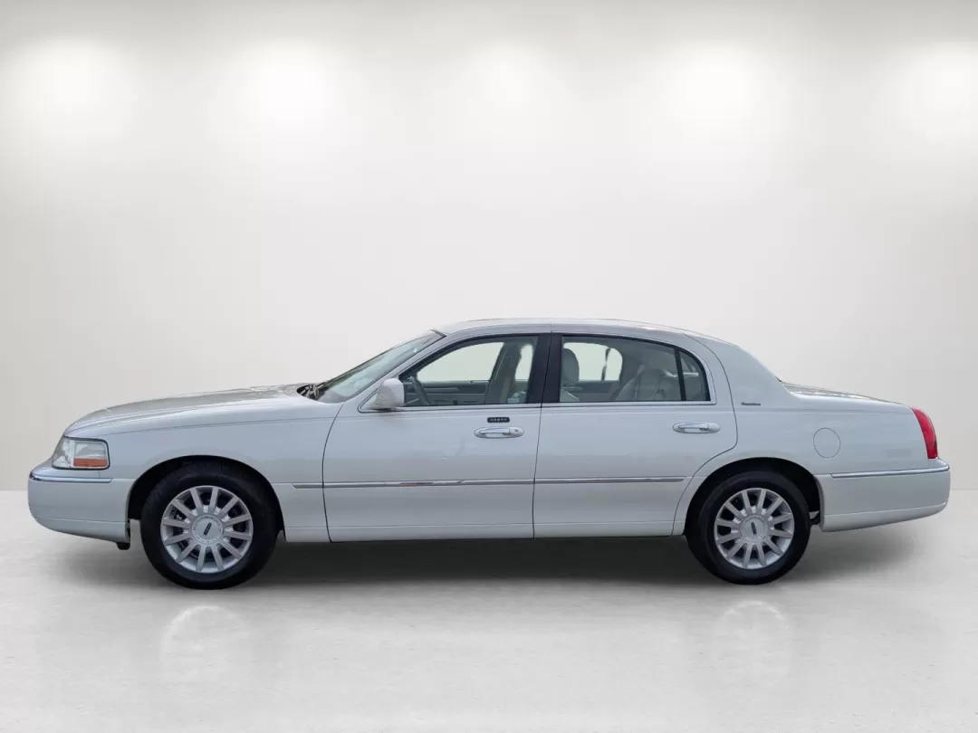 2006 Lincoln Town Car Signature (1LNHM81VX6Y) with an Other engine, located at 3959 U.S. 80 W, Phenix City, AL, 36870, (334) 297-4885, 32.469296, -85.135185 - **Experience Luxury and Comfort with the 2006 Lincoln Town Car Signature Perfect for Your Next Adventure!**<br /> <br /> Are you in the market for a reliable and stylish sedan that provides comfort for your daily commute and room for family outings? Look no further than the 2006 Lincoln Town Car Si - Photo#8