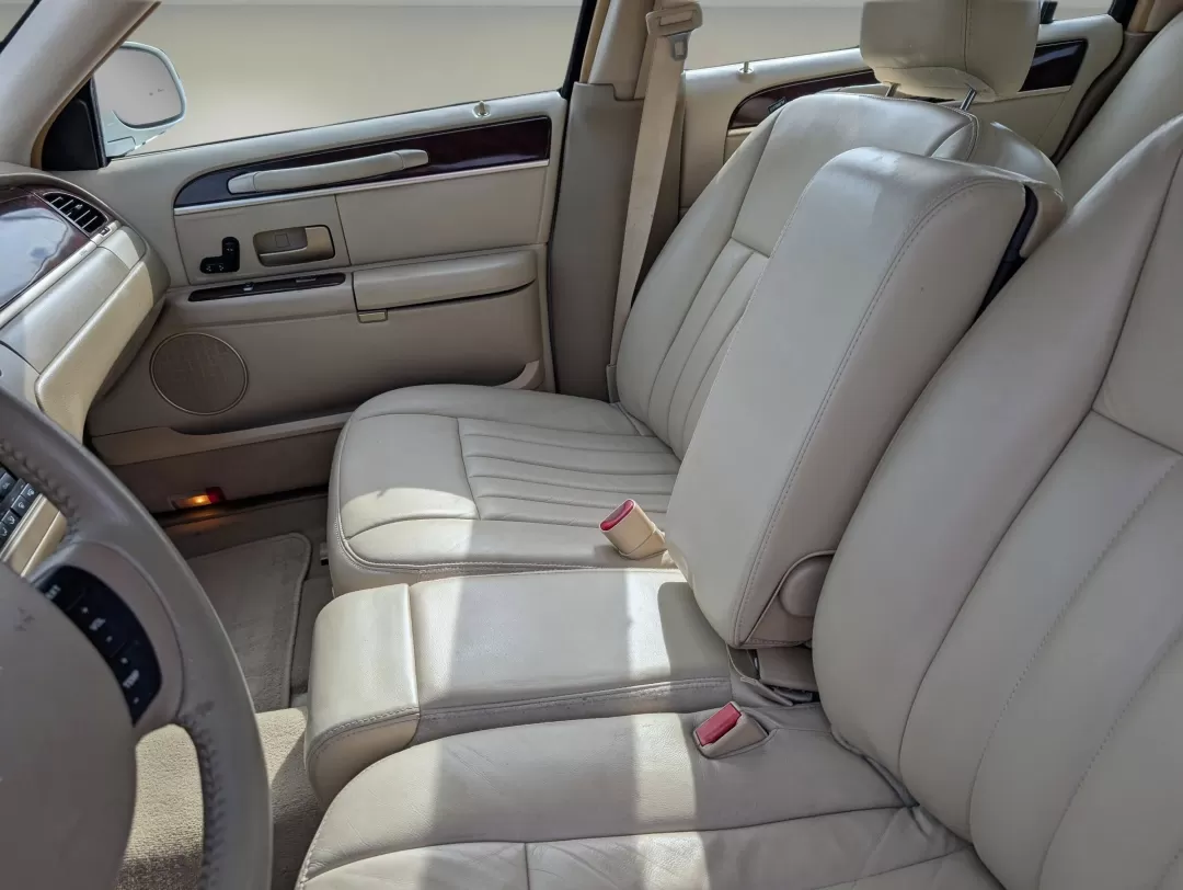 2006 Lincoln Town Car Signature (1LNHM81VX6Y) with an Other engine, located at 3959 U.S. 80 W, Phenix City, AL, 36870, (334) 297-4885, 32.469296, -85.135185 - **Experience Luxury and Comfort with the 2006 Lincoln Town Car Signature Perfect for Your Next Adventure!**<br /> <br /> Are you in the market for a reliable and stylish sedan that provides comfort for your daily commute and room for family outings? Look no further than the 2006 Lincoln Town Car Si - Photo#9