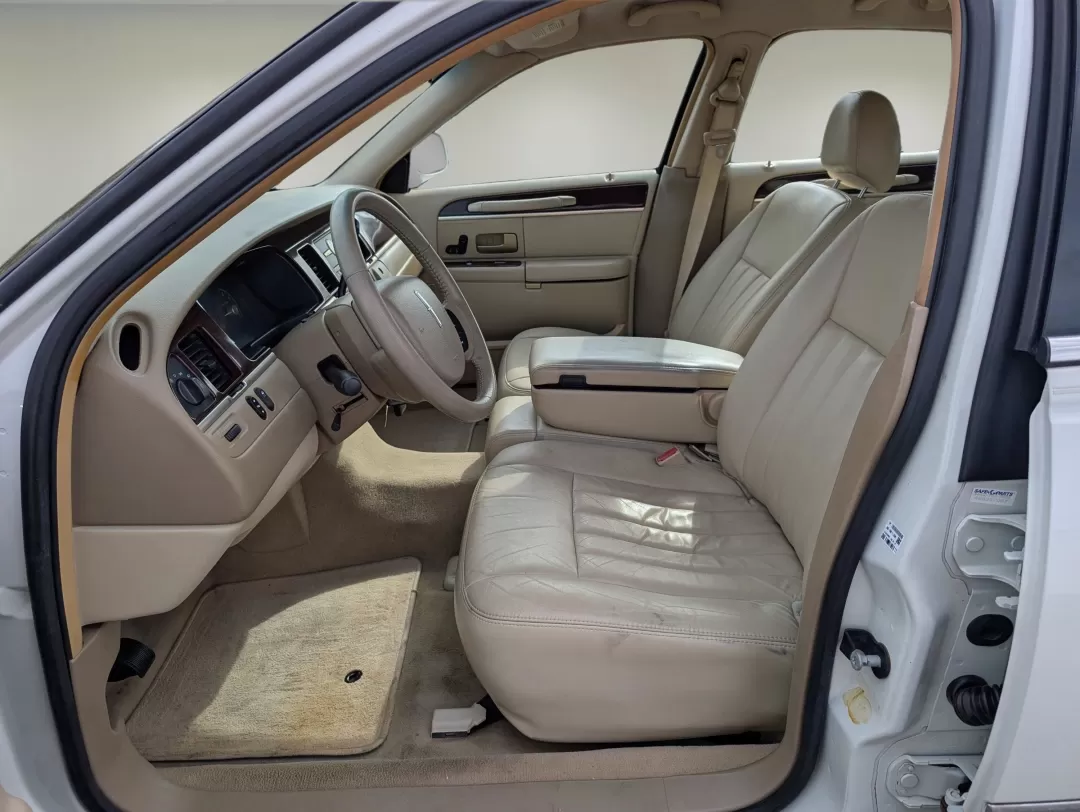 2006 Lincoln Town Car Signature (1LNHM81VX6Y) with an Other engine, located at 3959 U.S. 80 W, Phenix City, AL, 36870, (334) 297-4885, 32.469296, -85.135185 - **Experience Luxury and Comfort with the 2006 Lincoln Town Car Signature Perfect for Your Next Adventure!**<br /> <br /> Are you in the market for a reliable and stylish sedan that provides comfort for your daily commute and room for family outings? Look no further than the 2006 Lincoln Town Car Si - Photo#10