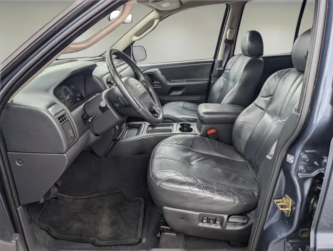 2004 Steel Blue Pearl /Dark Slate Gray Jeep Grand Cherokee Laredo (1J4GX48S34C) with an Gas I6 4.0L/242 engine, 4-Speed Automatic w/OD transmission, located at 521 Old Farm Lane Rd, Prattville, AL, 36066, (334) 325-1505, 32.482460, -86.416367 - 2004 Jeep Grand Cherokee Laredo - Photo#10