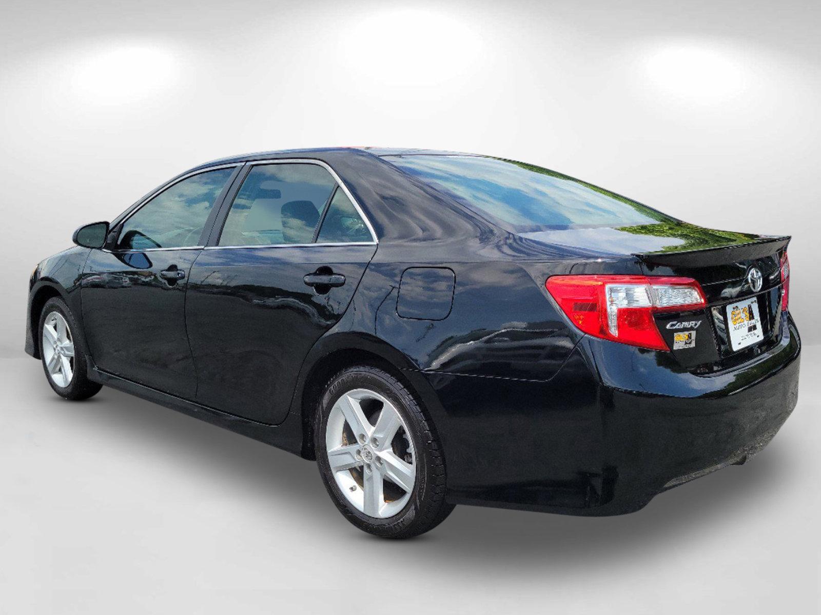 2014 Black Toyota Camry SE (4T1BF1FK9EU) with an Regular Unleaded I-4 2.5 L/152 engine, 6-Speed Automatic w/OD transmission, located at 5115 14th Ave., Columbus, GA, 31904, (706) 323-0345, 32.511494, -84.971046 - 2014 Toyota Camry SE - Photo#5