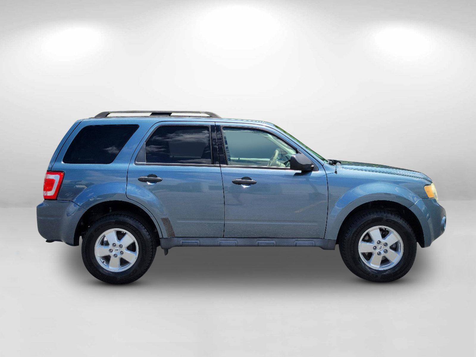 2011 Blue Ford Escape XLT (1FMCU0D73BK) with an Gas I4 2.5L/152 engine, 6-Speed Automatic transmission, located at 5115 14th Ave., Columbus, GA, 31904, (706) 323-0345, 32.511494, -84.971046 - 2011 Ford Escape XLT - Photo#6