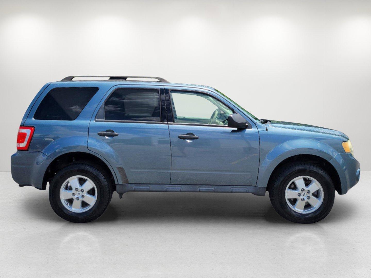 2011 Blue Ford Escape XLT (1FMCU0D73BK) with an Gas I4 2.5L/152 engine, 6-Speed Automatic transmission, located at 1430 Gateway Drive, Opelika, AL, 36801, (334) 239-0944, 32.637871, -85.409790 - 2011 Ford Escape XLT - Photo#3