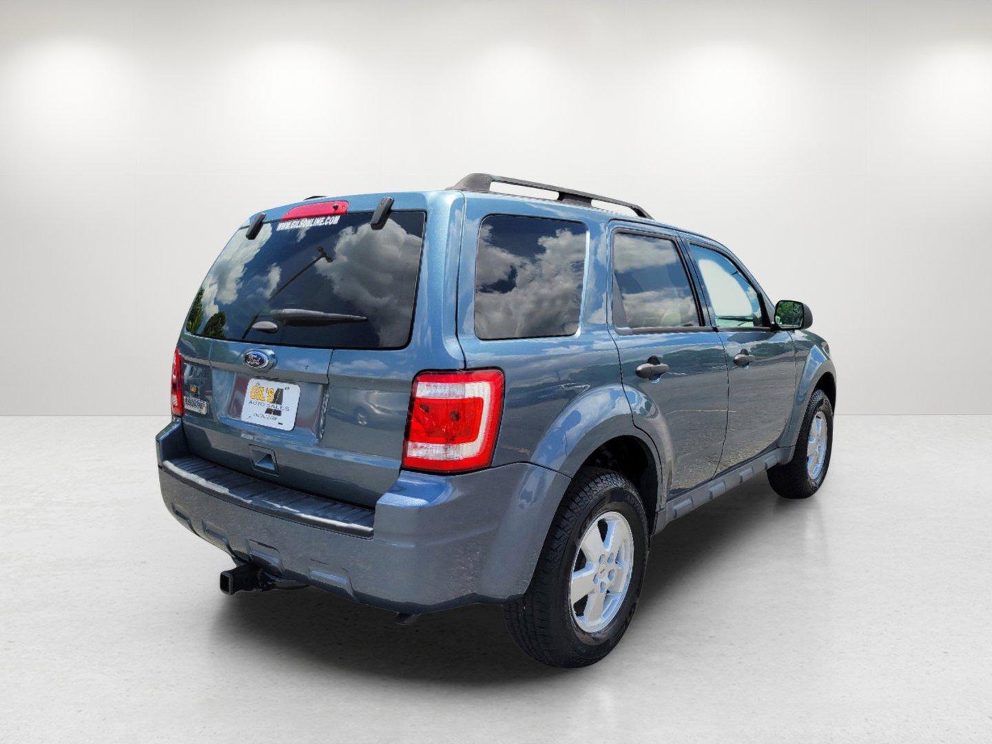 2011 Blue Ford Escape XLT (1FMCU0D73BK) with an Gas I4 2.5L/152 engine, 6-Speed Automatic transmission, located at 1430 Gateway Drive, Opelika, AL, 36801, (334) 239-0944, 32.637871, -85.409790 - 2011 Ford Escape XLT - Photo#4