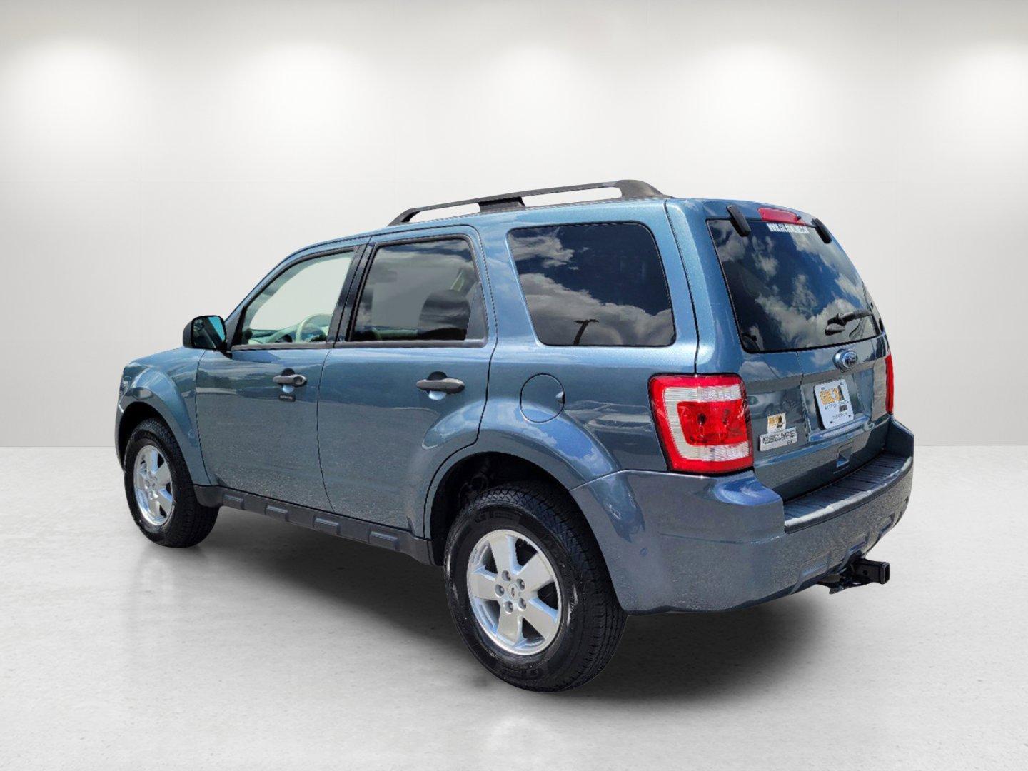 2011 Blue Ford Escape XLT (1FMCU0D73BK) with an Gas I4 2.5L/152 engine, 6-Speed Automatic transmission, located at 1430 Gateway Drive, Opelika, AL, 36801, (334) 239-0944, 32.637871, -85.409790 - 2011 Ford Escape XLT - Photo#6