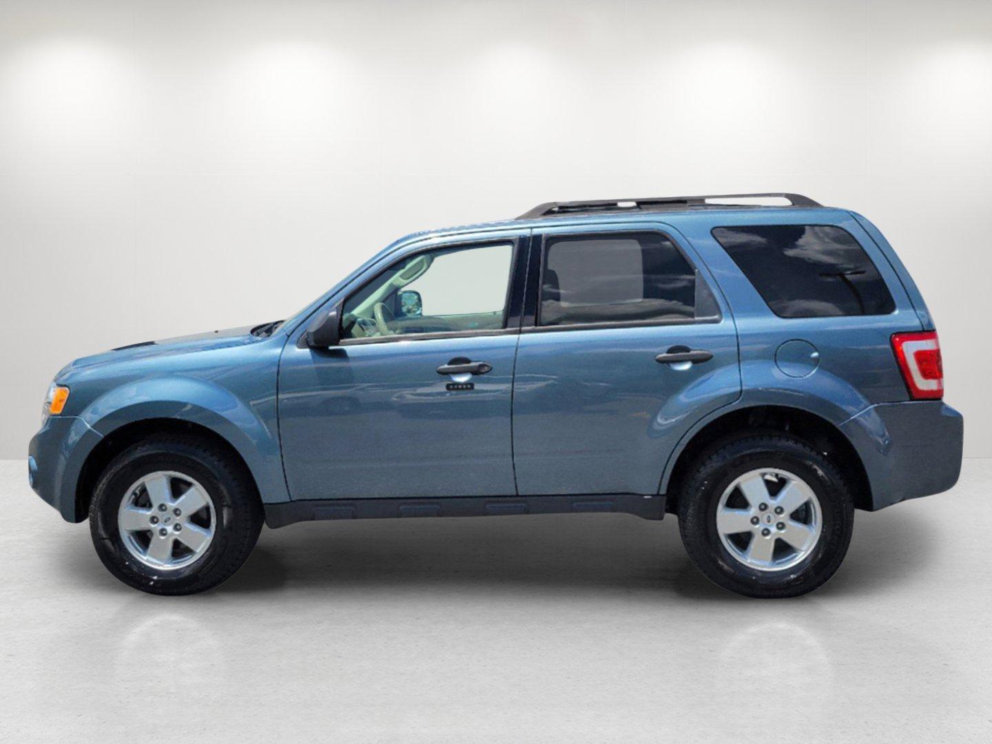 2011 Blue Ford Escape XLT (1FMCU0D73BK) with an Gas I4 2.5L/152 engine, 6-Speed Automatic transmission, located at 1430 Gateway Drive, Opelika, AL, 36801, (334) 239-0944, 32.637871, -85.409790 - 2011 Ford Escape XLT - Photo#7