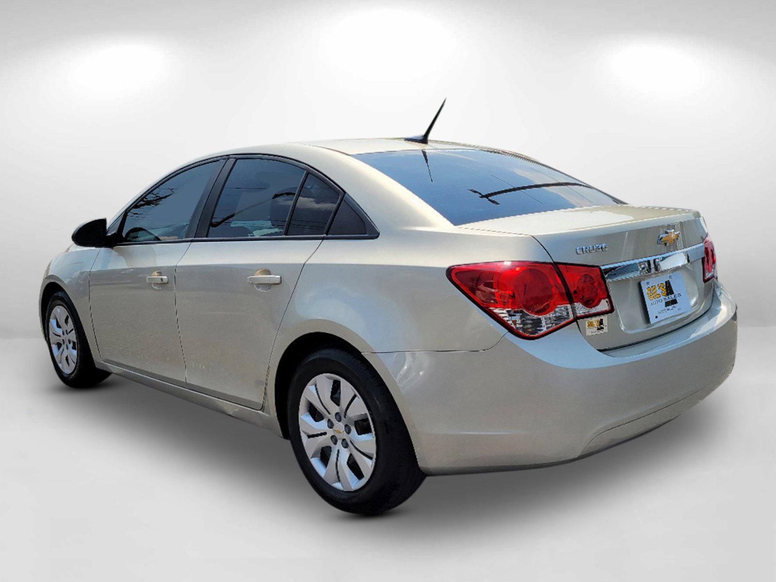 2013 Champagne Silver Metallic /Jet Black/Medium Titanium Chevrolet Cruze LS (1G1PA5SH9D7) with an Gas I4 1.8L/110 engine, 6-Speed Automatic transmission, located at 1430 Gateway Drive, Opelika, AL, 36801, (334) 239-0944, 32.637871, -85.409790 - 2013 Chevrolet Cruze LS - Photo#6