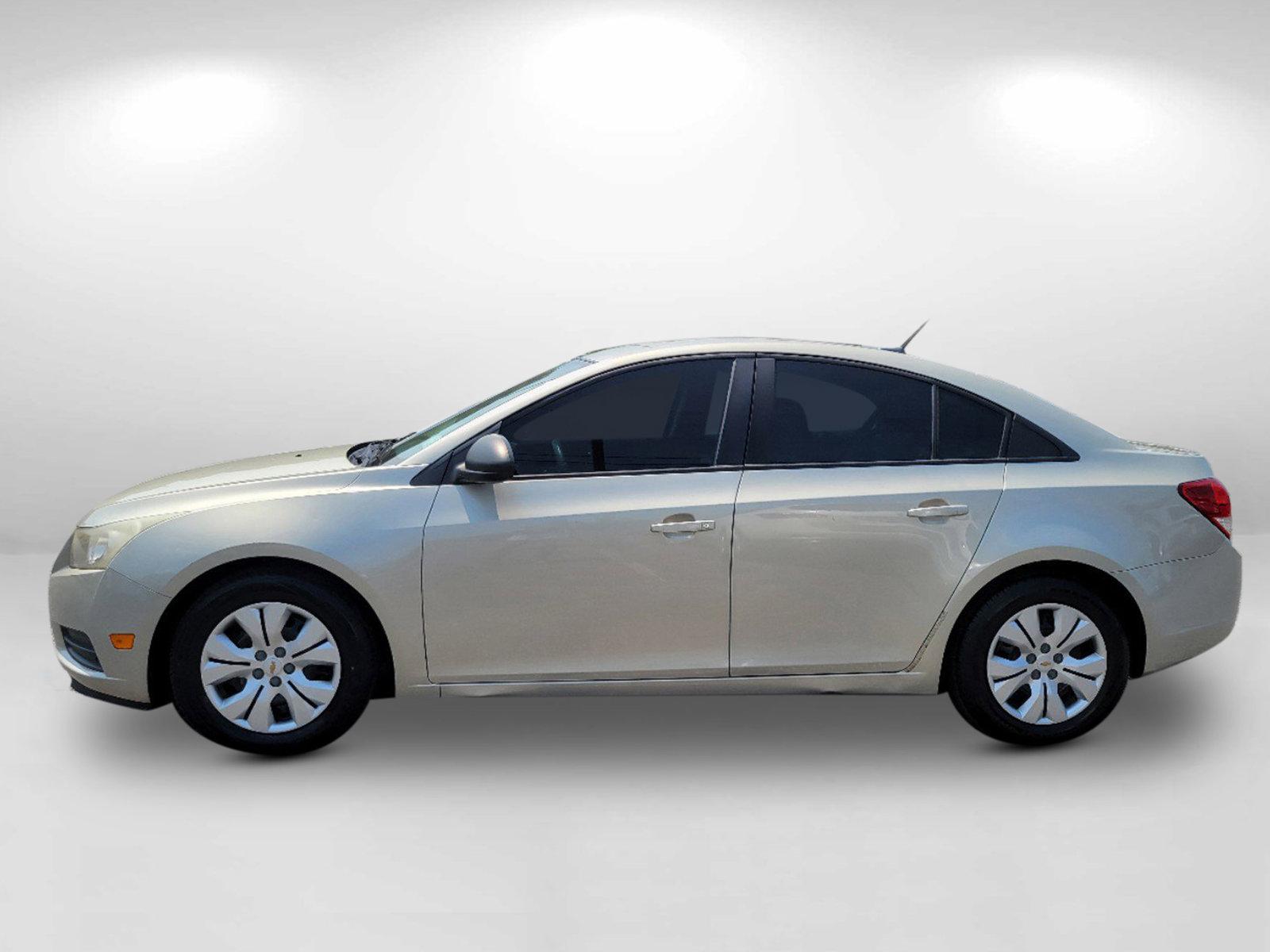 2013 Champagne Silver Metallic /Jet Black/Medium Titanium Chevrolet Cruze LS (1G1PA5SH9D7) with an Gas I4 1.8L/110 engine, 6-Speed Automatic transmission, located at 1430 Gateway Drive, Opelika, AL, 36801, (334) 239-0944, 32.637871, -85.409790 - 2013 Chevrolet Cruze LS - Photo#7