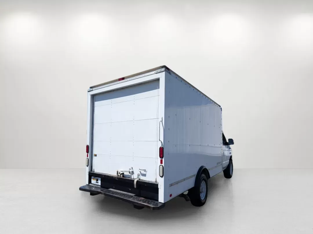 2014 White Ford Econoline Commercial Cutaway (1FDWE3FLXED) with an Regular Unleaded V-8 5.4 L/330 engine, 5-Speed Automatic w/OD transmission, located at 7000 Northlake Connector, Columbus, GA, 31904, (706) 987-8085, 32.524975, -84.978134 - 2014 Ford Econoline Commercial Cutaway - Photo#4