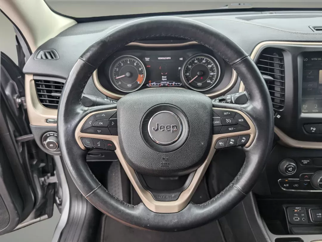 2014 /Black Jeep Cherokee Limited (1C4PJLDSXEW) with an Regular Unleaded V-6 3.2 L/198 engine, 9-Speed Automatic w/OD transmission, located at 1430 Gateway Drive, Opelika, AL, 36801, (334) 239-0944, 32.637871, -85.409790 - 2014 Jeep Cherokee Limited - Photo#15