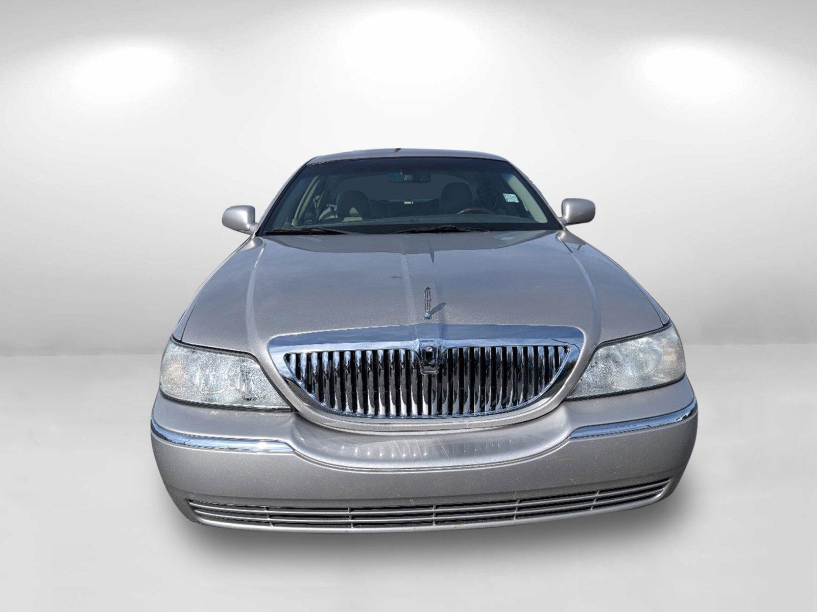 2006 Lincoln Town Car Signature Limited (1LNHM82V86Y) with an Gas/Ethanol V8 4.6L/281 engine, 4-Speed Automatic w/OD transmission, located at 1430 Gateway Drive, Opelika, AL, 36801, (334) 239-0944, 32.637871, -85.409790 - 2006 Lincoln Town Car Signature Limited - Photo#1