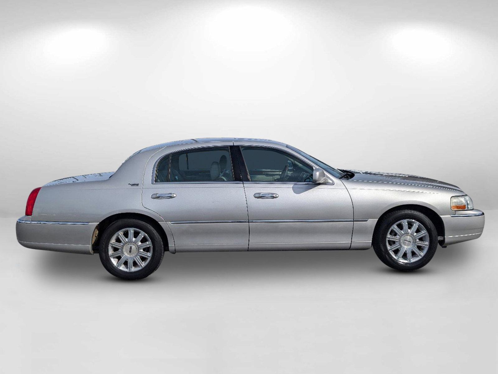 2006 Lincoln Town Car Signature Limited (1LNHM82V86Y) with an Gas/Ethanol V8 4.6L/281 engine, 4-Speed Automatic w/OD transmission, located at 1430 Gateway Drive, Opelika, AL, 36801, (334) 239-0944, 32.637871, -85.409790 - 2006 Lincoln Town Car Signature Limited - Photo#3