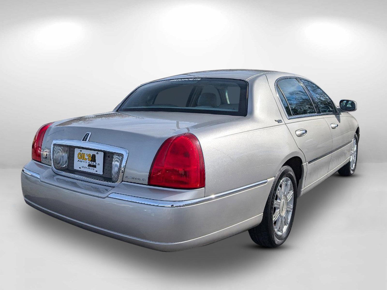 2006 Lincoln Town Car Signature Limited (1LNHM82V86Y) with an Gas/Ethanol V8 4.6L/281 engine, 4-Speed Automatic w/OD transmission, located at 1430 Gateway Drive, Opelika, AL, 36801, (334) 239-0944, 32.637871, -85.409790 - 2006 Lincoln Town Car Signature Limited - Photo#4