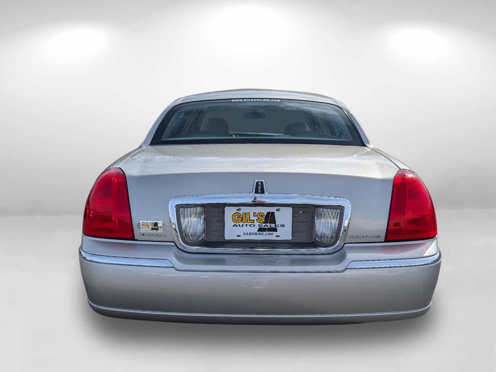 2006 Lincoln Town Car Signature Limited (1LNHM82V86Y) with an Gas/Ethanol V8 4.6L/281 engine, 4-Speed Automatic w/OD transmission, located at 1430 Gateway Drive, Opelika, AL, 36801, (334) 239-0944, 32.637871, -85.409790 - 2006 Lincoln Town Car Signature Limited - Photo#5