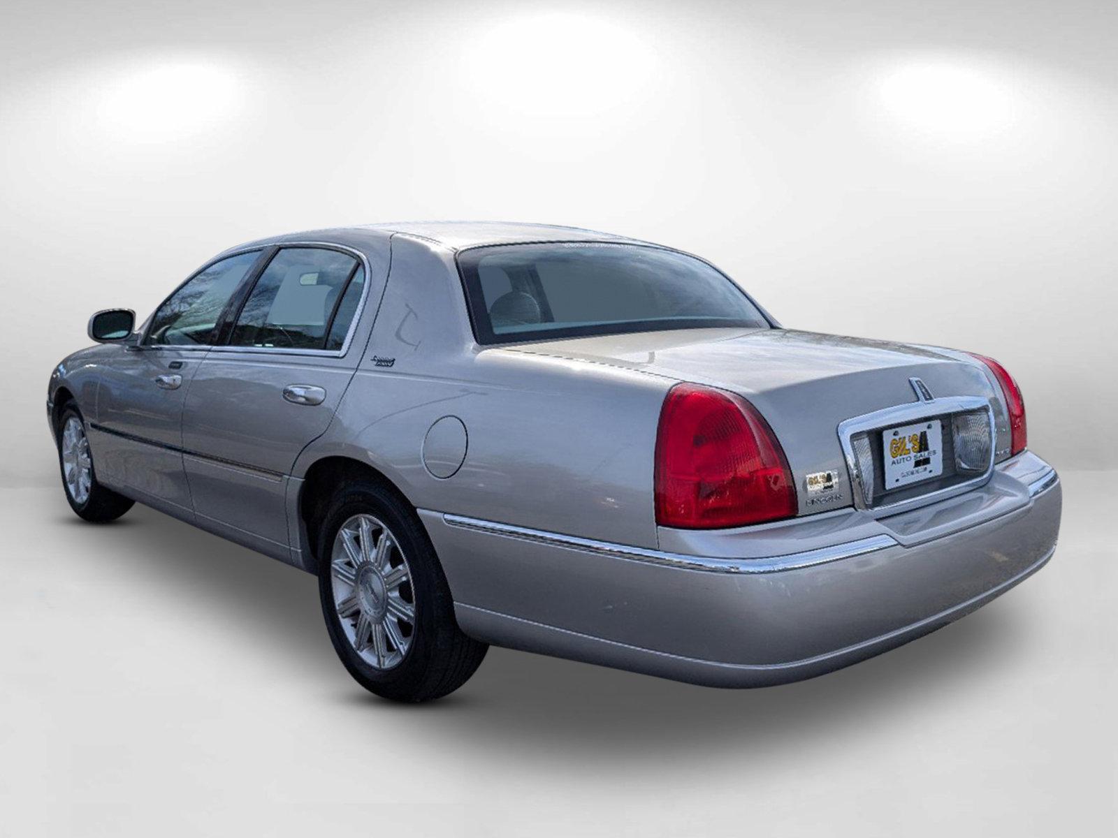 2006 Lincoln Town Car Signature Limited (1LNHM82V86Y) with an Gas/Ethanol V8 4.6L/281 engine, 4-Speed Automatic w/OD transmission, located at 1430 Gateway Drive, Opelika, AL, 36801, (334) 239-0944, 32.637871, -85.409790 - 2006 Lincoln Town Car Signature Limited - Photo#6