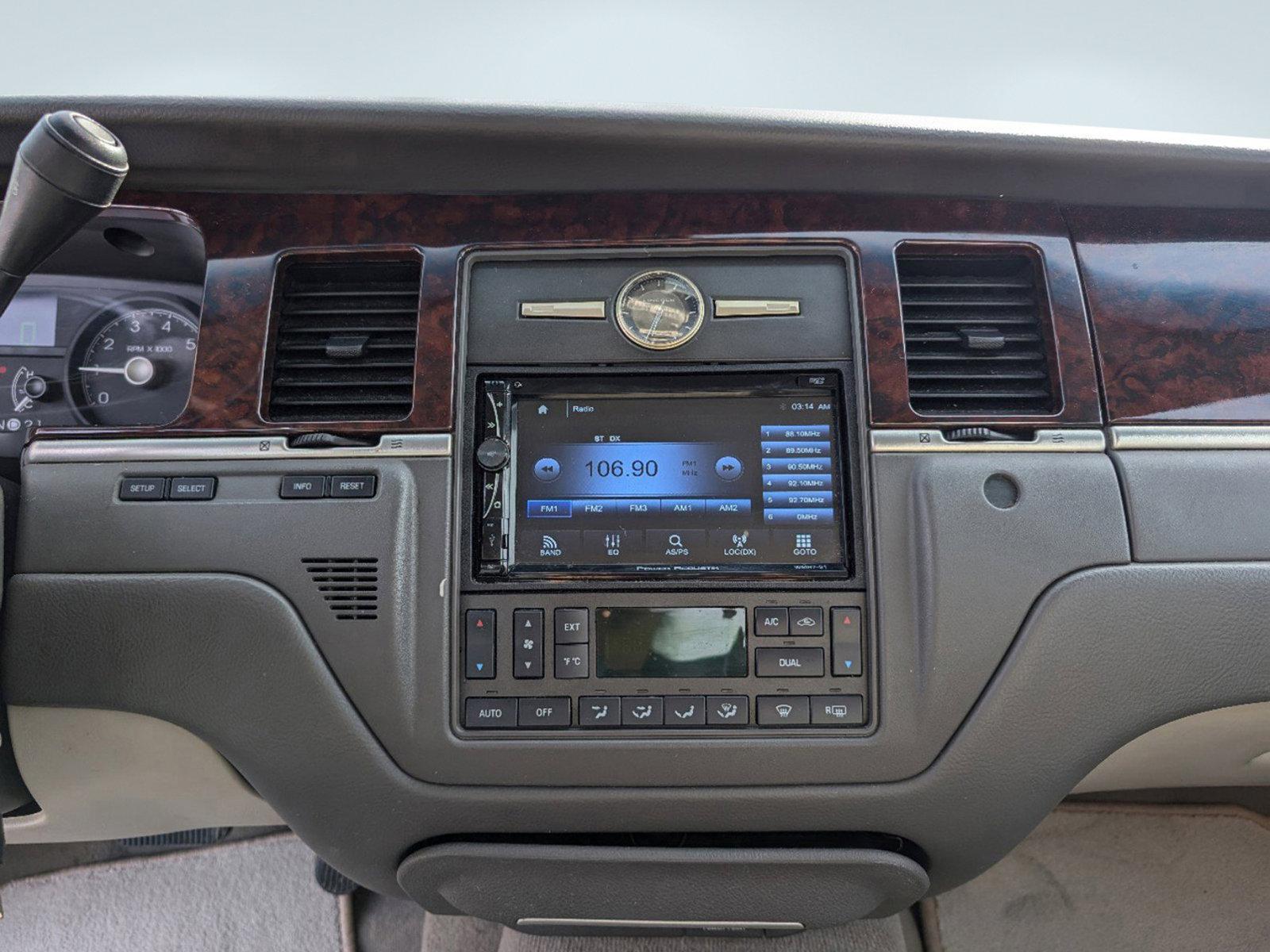 2006 Lincoln Town Car Signature Limited (1LNHM82V86Y) with an Gas/Ethanol V8 4.6L/281 engine, 4-Speed Automatic w/OD transmission, located at 1430 Gateway Drive, Opelika, AL, 36801, (334) 239-0944, 32.637871, -85.409790 - 2006 Lincoln Town Car Signature Limited - Photo#13