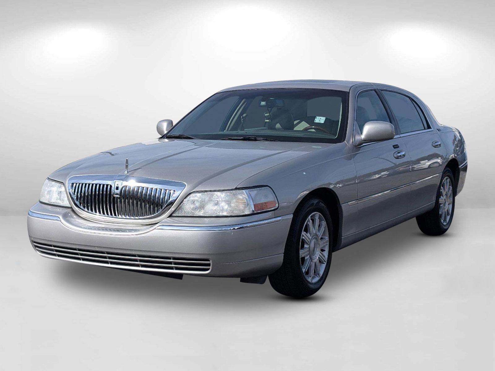 2006 Lincoln Town Car Signature Limited (1LNHM82V86Y) with an Gas/Ethanol V8 4.6L/281 engine, 4-Speed Automatic w/OD transmission, located at 3959 U.S. 80 W, Phenix City, AL, 36870, (334) 297-4885, 32.469296, -85.135185 - 2006 Lincoln Town Car Signature Limited - Photo#5