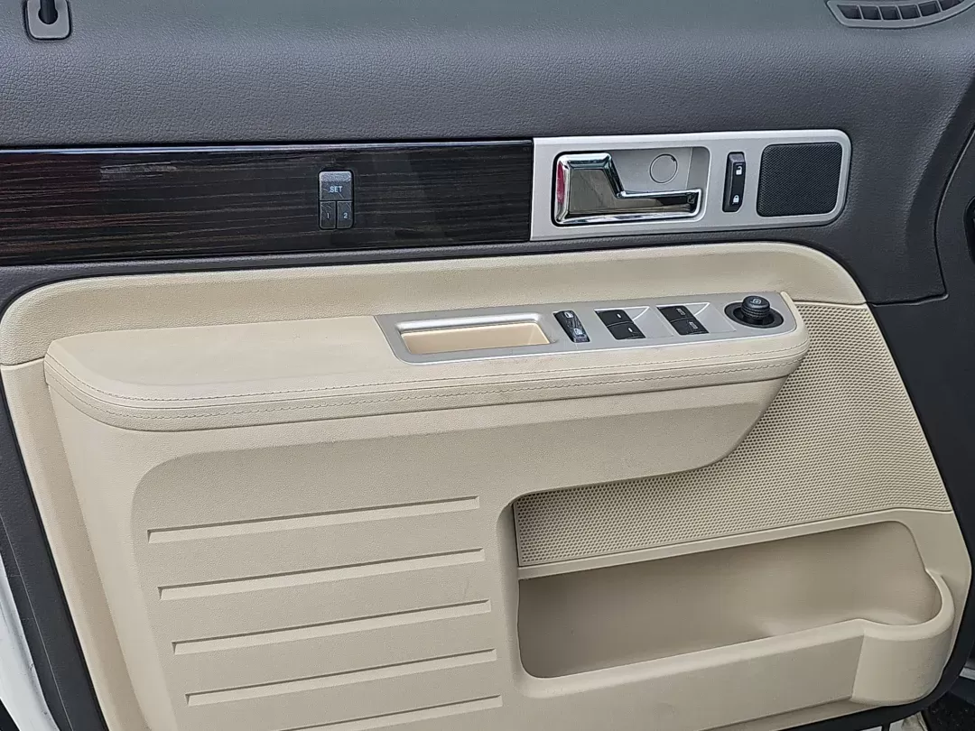 2008 Lincoln MKX (2LMDU68C88B) with an Gas V6 3.5L/213 engine, 6-Speed Automatic w/OD transmission, located at 521 Old Farm Lane Rd, Prattville, AL, 36066, (334) 325-1505, 32.482460, -86.416367 - 2008 Lincoln MKX - Photo#9