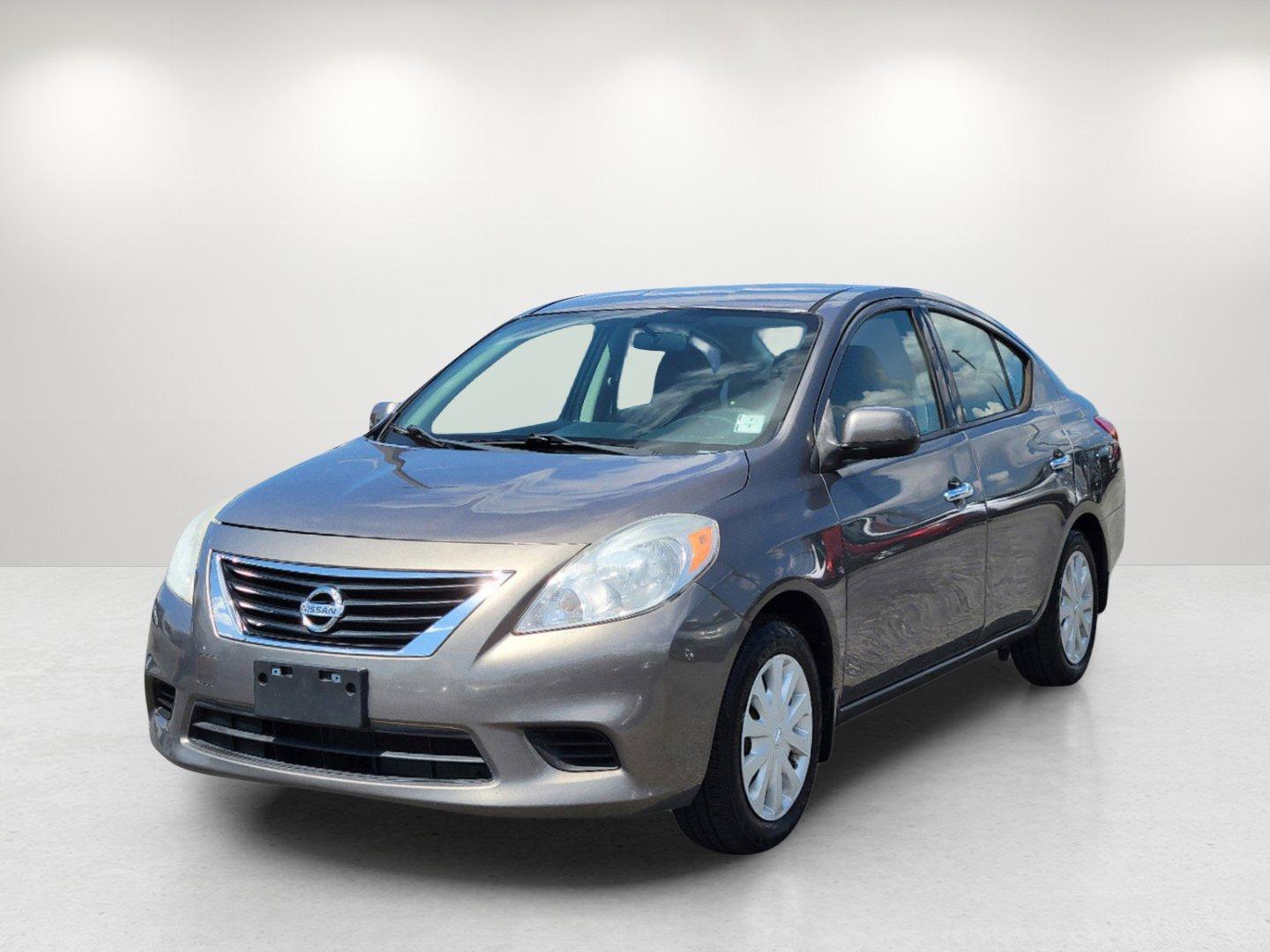 2014 Titanium /Charcoal Nissan Versa SV (3N1CN7AP4EL) with an Regular Unleaded I-4 1.6 L/98 engine, 1-Speed CVT w/OD transmission, located at 1430 Gateway Drive, Opelika, AL, 36801, (334) 239-0944, 32.637871, -85.409790 - 2014 Nissan Versa SV - Photo#0