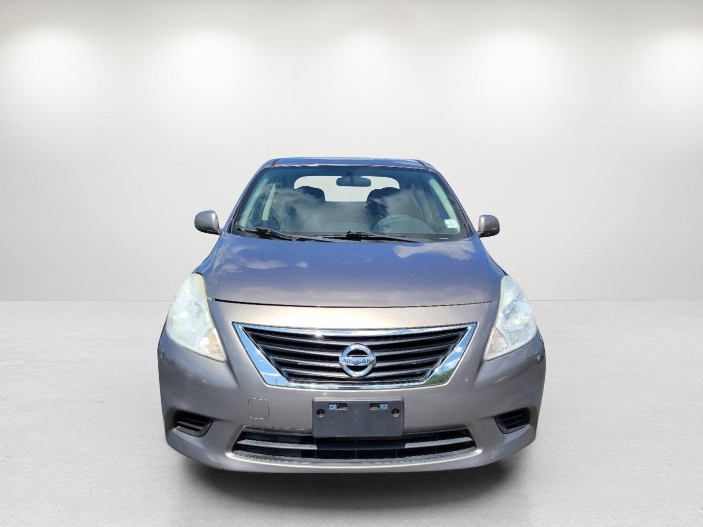 2014 Titanium /Charcoal Nissan Versa SV (3N1CN7AP4EL) with an Regular Unleaded I-4 1.6 L/98 engine, 1-Speed CVT w/OD transmission, located at 1430 Gateway Drive, Opelika, AL, 36801, (334) 239-0944, 32.637871, -85.409790 - 2014 Nissan Versa SV - Photo#1