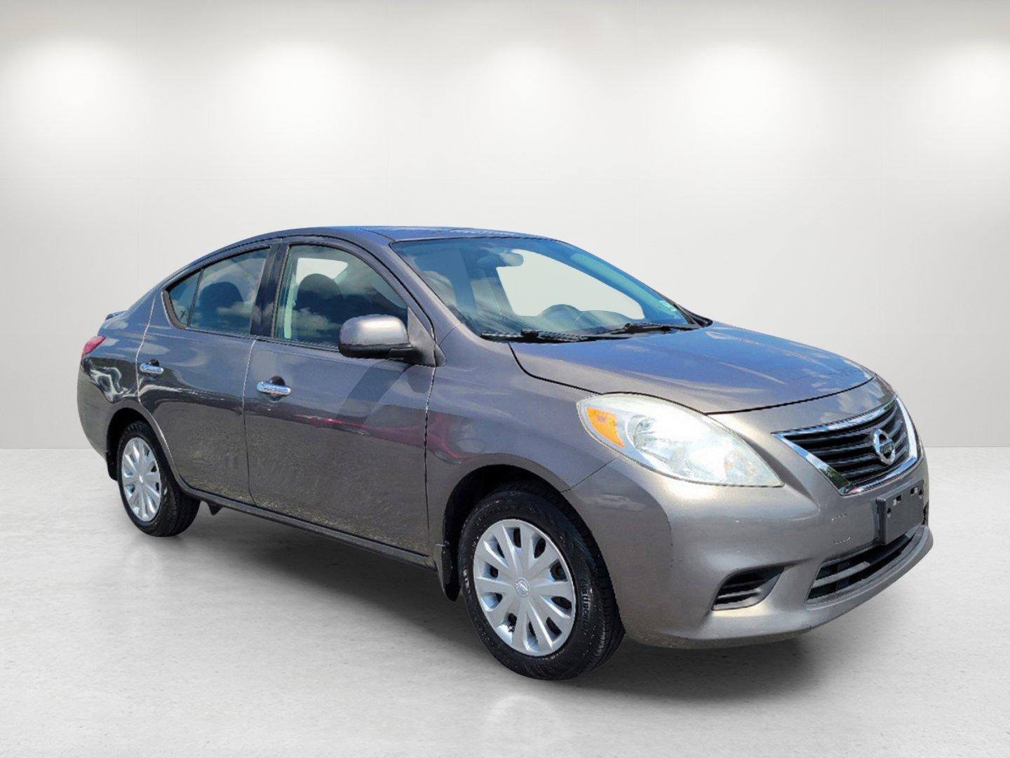 2014 Titanium /Charcoal Nissan Versa SV (3N1CN7AP4EL) with an Regular Unleaded I-4 1.6 L/98 engine, 1-Speed CVT w/OD transmission, located at 1430 Gateway Drive, Opelika, AL, 36801, (334) 239-0944, 32.637871, -85.409790 - 2014 Nissan Versa SV - Photo#2