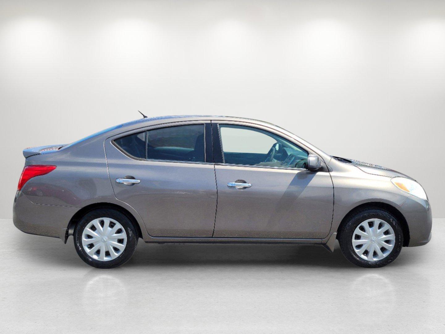 2014 Titanium /Charcoal Nissan Versa SV (3N1CN7AP4EL) with an Regular Unleaded I-4 1.6 L/98 engine, 1-Speed CVT w/OD transmission, located at 1430 Gateway Drive, Opelika, AL, 36801, (334) 239-0944, 32.637871, -85.409790 - 2014 Nissan Versa SV - Photo#3