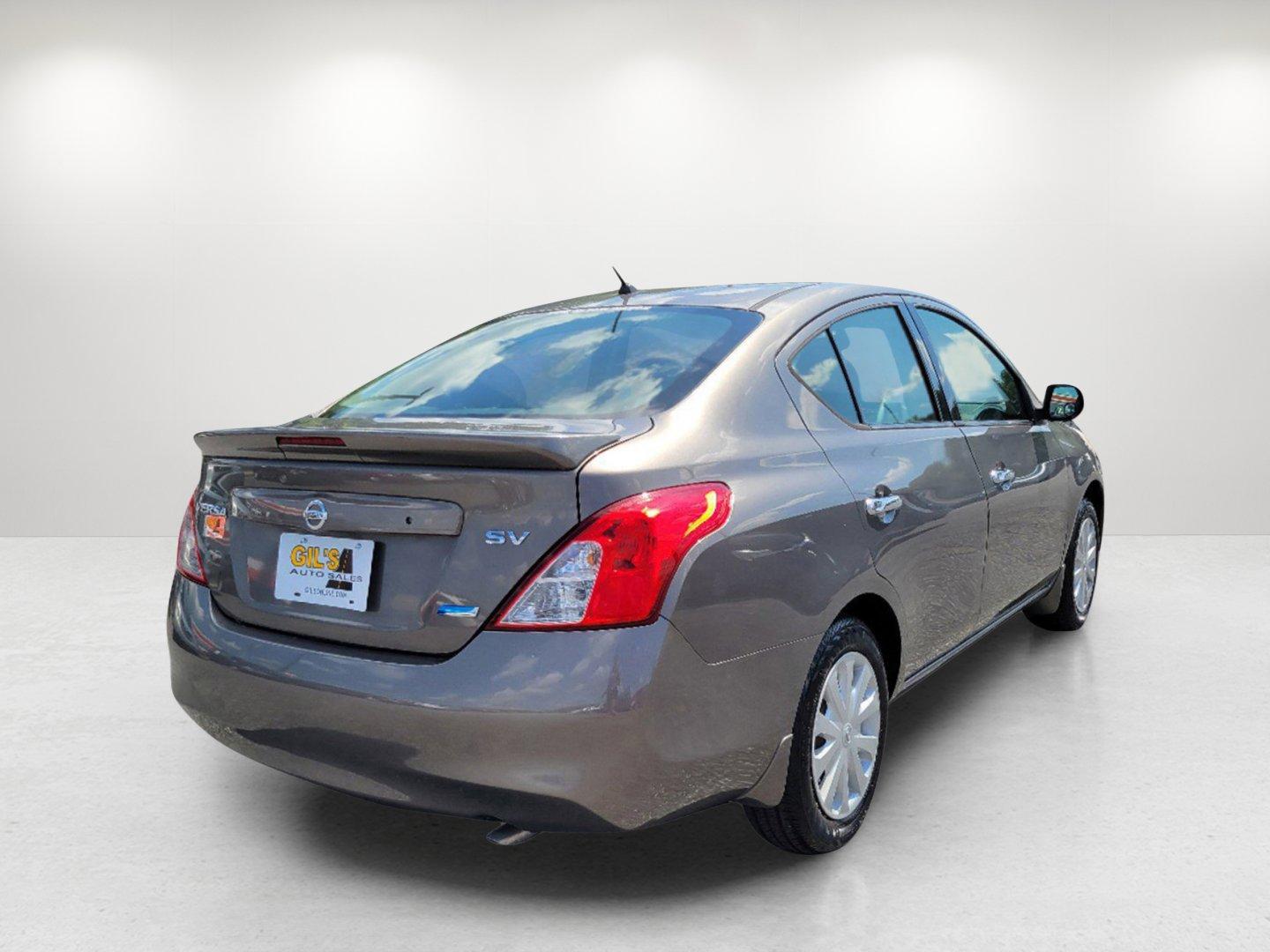 2014 Titanium /Charcoal Nissan Versa SV (3N1CN7AP4EL) with an Regular Unleaded I-4 1.6 L/98 engine, 1-Speed CVT w/OD transmission, located at 1430 Gateway Drive, Opelika, AL, 36801, (334) 239-0944, 32.637871, -85.409790 - 2014 Nissan Versa SV - Photo#4