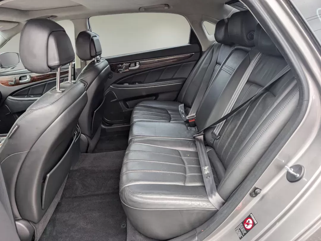 2012 /Jet Black Hyundai Equus Signature (KMHGH4JH6CU) with an Gas V8 5.0L/307 engine, 8-Speed Automatic w/Manual Shift transmission, located at 3959 U.S. 80 W, Phenix City, AL, 36870, (334) 297-4885, 32.469296, -85.135185 - 2012 Hyundai Equus Signature - Photo#11
