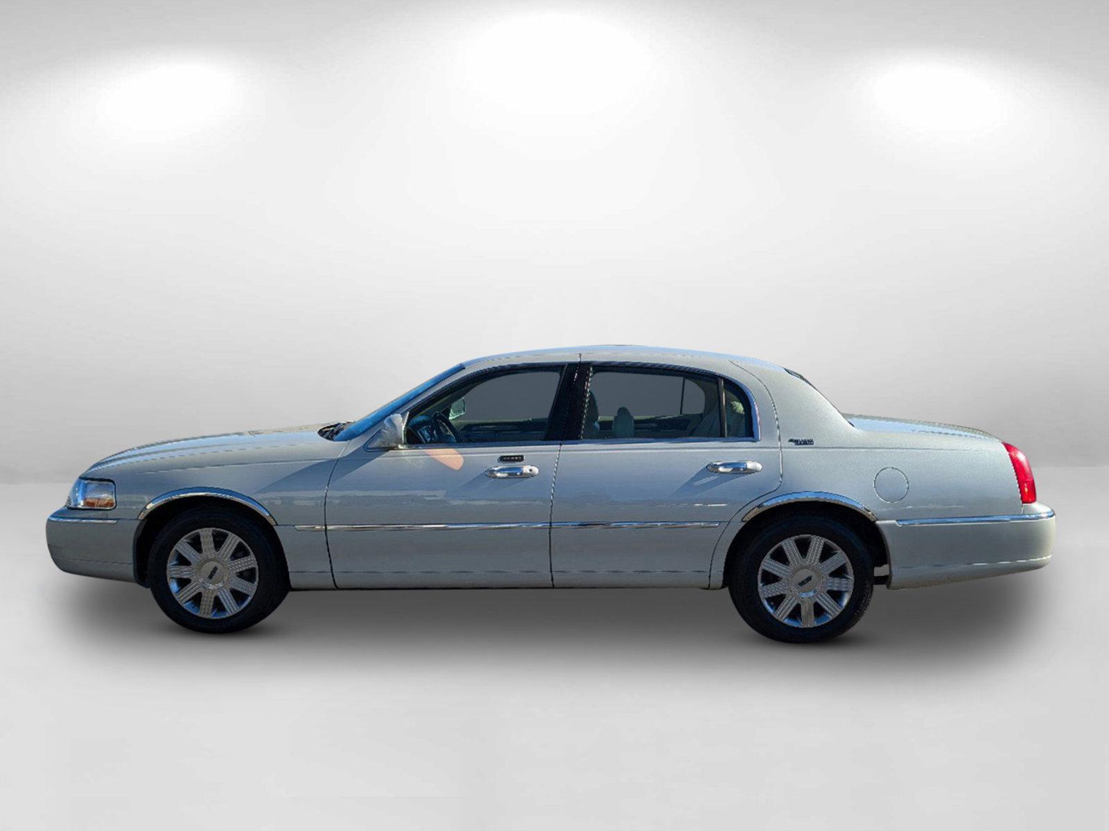 2005 Lincoln Town Car Signature Limited (1LNHM82W85Y) with an Gas V8 4.6L/281 engine, 4-Speed Automatic w/OD transmission, located at 521 Old Farm Lane Rd, Prattville, AL, 36066, (334) 325-1505, 32.482460, -86.416367 - 2005 Lincoln Town Car Signature Limited - Photo#9