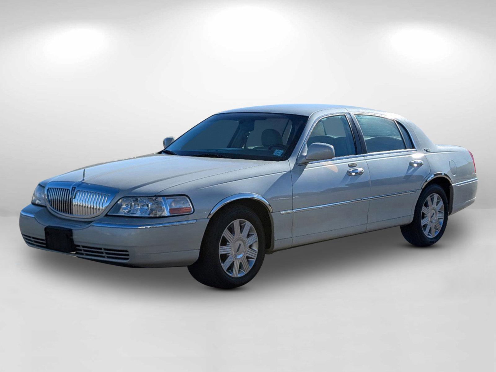 2005 Lincoln Town Car Signature Limited (1LNHM82W85Y) with an Gas V8 4.6L/281 engine, 4-Speed Automatic w/OD transmission, located at 521 Old Farm Lane Rd, Prattville, AL, 36066, (334) 325-1505, 32.482460, -86.416367 - 2005 Lincoln Town Car Signature Limited - Photo#1