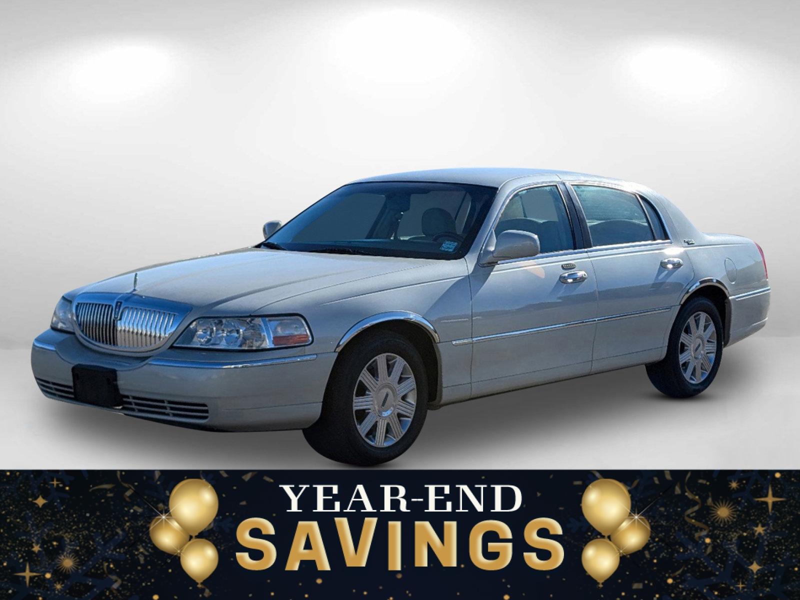 2005 Lincoln Town Car Signature Limited (1LNHM82W85Y) with an Gas V8 4.6L/281 engine, 4-Speed Automatic w/OD transmission, located at 521 Old Farm Lane Rd, Prattville, AL, 36066, (334) 325-1505, 32.482460, -86.416367 - 2005 Lincoln Town Car Signature Limited - Photo#2